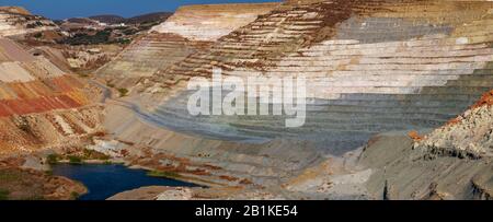 Aria aperta bentonite mining. Isola di Milos. La Grecia Foto Stock