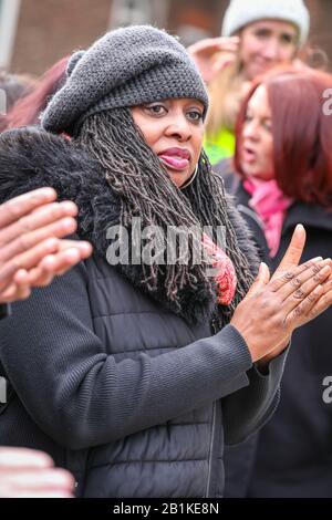 Westminster, Londra, Regno Unito. 26th Feb, 2020. Dawn Butler, MP, Shadow Secretary of state per le donne e Le Pari opportunità. Il leader del lavoro Jeremy Corbyn, così come John Mc Donnell, Dawn Butler e il presidente del lavoro Ian Lavery e altri parlano di una protesta organizzata dai PC (Public and Commercial Services Union) che sostengono i lavoratori interserventi. Gli addetti alla gestione delle strutture in outsourcing presso l'ufficio estero e del Commonwealth (FCO) di Londra hanno iniziato il loro periodo di sciopero a novembre, perché Interserve non sono disposti a riconoscere I PC. Credito: Imageplotter/Alamy Live News Foto Stock