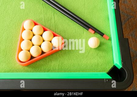Il Cue con palla sul tavolo verde per il gioco del biliardo. Atheletic e gioco da tavolo Foto Stock
