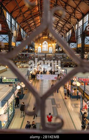 Interno del Grande mercato di Budapest Foto Stock