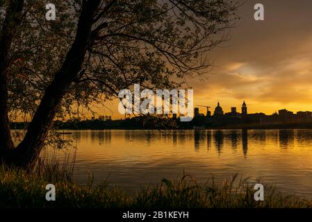 Tramonto sul profilo dello skyline di Mantova preso dal ponte di San Giorgio, Mantova, Italia Foto Stock