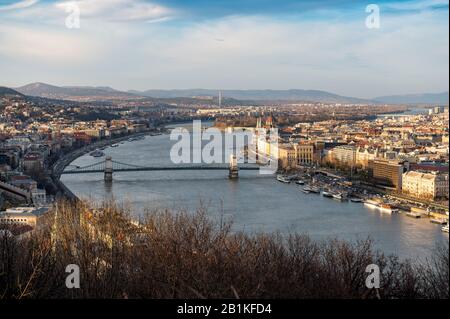 Vista dalla collina di Gellert su Budapest e sul Danubio in una bella luce serale Foto Stock