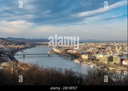 Vista dalla collina di Gellert su Budapest e sul Danubio in una bella luce serale Foto Stock