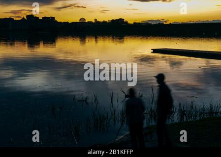 Tramonto sul profilo dello skyline di Mantova preso dal ponte di San Giorgio, Mantova, Italia Foto Stock
