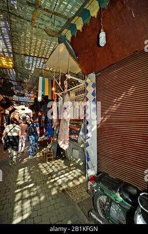 Marrakech, Marocco - Novembre 22nd 2014: Persone non identificate nel souk della vecchia parte chiamata Medina Foto Stock