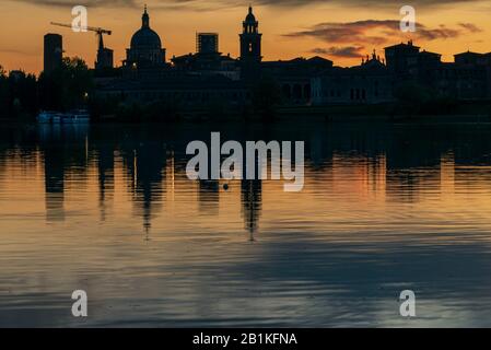 Tramonto sul profilo dello skyline di Mantova preso dal ponte di San Giorgio, Mantova, Italia Foto Stock
