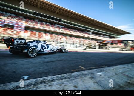 Barcellona, Spagna. 26th Feb, 2020. Daniil KVYAT (RUS) del team AlphaTauri fa il garage del team al quarto giorno del test invernale di Formula Uno al Circuit de Catalunya Credit: Matthias Oesterle/Alamy Live News Foto Stock