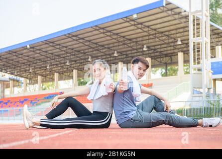 Ritratto di un simpatico ispanico giovane azienda acqua e riposo dopo runnng sulla via A studium, sano e sport concept Foto Stock