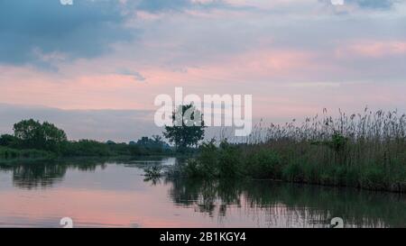 alba paesaggi dal fiume Mincio, Mantova, Italia Foto Stock