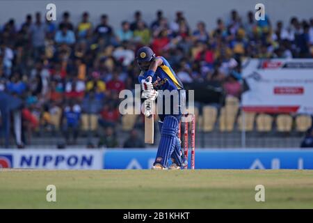 Hambantota, Sri Lanka. Febbraio 26th 2020. Lo Stadio Internazionale Mahinda Rajapaksha, Hambantota, Sri Lanka; Un Giorno Di Cricket Internazionale, Sri Lanka Contro Le Indie Occidentali; Avishka Fernando Gioca Un Colpo Difensivo Credito: Action Plus Sports Images/Alamy Live News Foto Stock