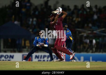 Hambantota, Sri Lanka. Febbraio 26th 2020. Lo Stadio Internazionale Mahinda Rajapaksha, Hambantota, Sri Lanka; Un giorno di cricket Internazionale, Sri Lanka contro le Indie Occidentali; Roston Chase gioca un colpo al Off Side Credit: Action Plus Sports Images/Alamy Live News Foto Stock