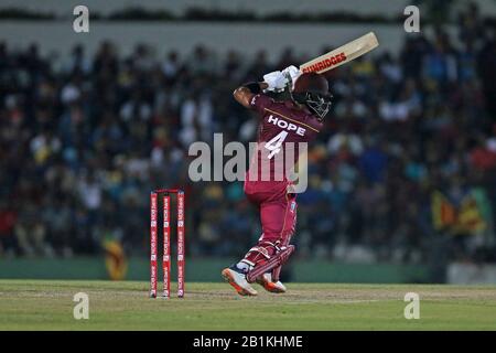 Hambantota, Sri Lanka. Febbraio 26th 2020. Lo Stadio Internazionale Mahinda Rajapaksha, Hambantota, Sri Lanka; Un Giorno Di Cricket Internazionale, Sri Lanka Contro Le Indie Occidentali; Shai Hope Guida La Palla In Covers Credit: Action Plus Sports Images/Alamy Live News Foto Stock