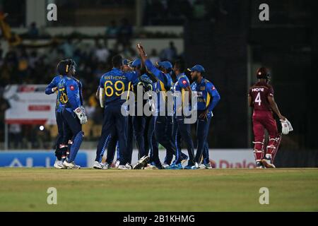 Hambantota, Sri Lanka. Febbraio 26th 2020, Il Mahinda Rajapaksha International Stadium, Hambantota, Sri Lanka; Un Giorno International Cricket, Sri Lanka Contro Indie Occidentali; Srilanka Celebrare Il Wicket Di Shai Hope Credit: Action Plus Sports Images/Alamy Live News Foto Stock