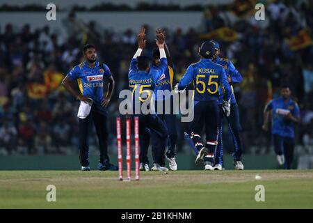 Hambantota, Sri Lanka. Febbraio 26th 2020. Lo Stadio Internazionale Mahinda Rajapaksha, Hambantota, Sri Lanka; Un Giorno Di Cricket Internazionale, Sri Lanka Contro Le Indie Occidentali; Srilanka Celebra Il Wicket Di Roston Chase Credit: Action Plus Sports Images/Alamy Live News Foto Stock