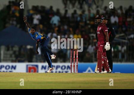 Hambantota, Sri Lanka. Febbraio 26th 2020. Stadio Internazionale Mahinda Rajapaksha, Hambantota, Sri Lanka; Un Giorno Di Cricket Internazionale, Sri Lanka Contro Le Indie Occidentali; Lakshan Sandakan Bowling Credit: Action Plus Sports Images/Alamy Live News Foto Stock