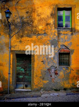 Casa privata colorata, rustica, arancione brillante, italiana in Toscana Foto Stock