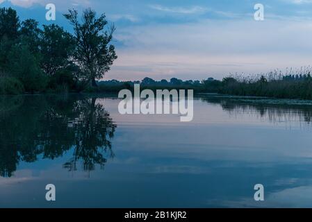 alba paesaggi dal fiume Mincio, Mantova, Italia Foto Stock