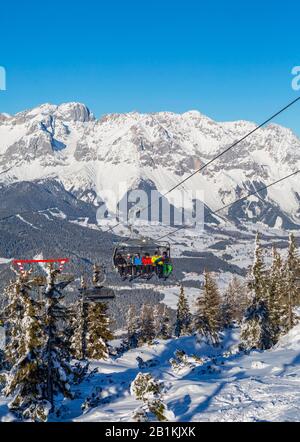 Area sciistica Reiteralm con vista sul massiccio del Dachstein, Schladming, Stiria, Austria Foto Stock