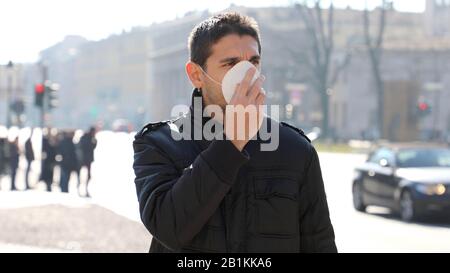 COVID-19 Pandemic Coronavirus uomo in città strada indossando maschera protettiva per la diffusione della malattia di Coronavirus 2019. Ritratto dell'uomo con maschera Foto Stock