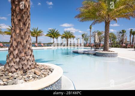 Una piscina comunitaria vicino ad un centro ricreativo al Babcock Ranch Florida, una comunità a energia solare in Florida del Sud-Ovest. Autosostenuto Foto Stock