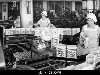 Linea di produzione di CORN FLAKES di Kelloggs a Battle Creek, Michigan, nel 1934 Foto Stock