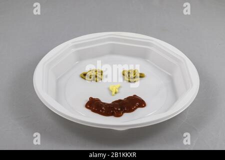 piatto di plastica con salse a forma di sorriso Foto Stock