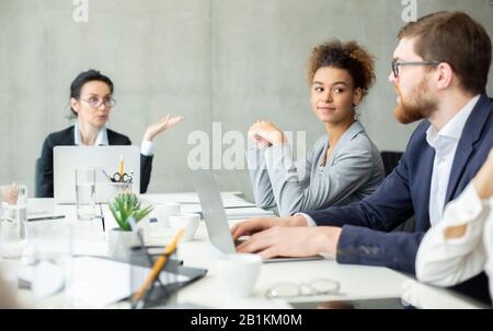 Riunione d'affari. Team internazionale che ha una conferenza in ufficio Foto Stock