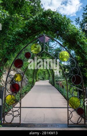 Merano, Alto Adige, Italia – 4 Luglio 2016. Amerai il tunnel del Giardino Per Gli Amanti dei giardini botanici del Castello di Trauttmansdorff a Merano, Italia. Foto Stock