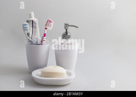supporto per spazzolino da denti, sapone liquido e sapone Foto Stock