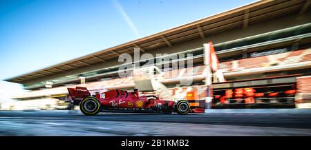 Barcellona, Spagna. 26th Feb, 2020. Charles LECLERC (MON) del team Ferrari lascia il garage del team al quarto giorno della Formula Uno test invernale sul circuito de Catalunya Credit: Matthias Oesterle/Alamy Live News Foto Stock