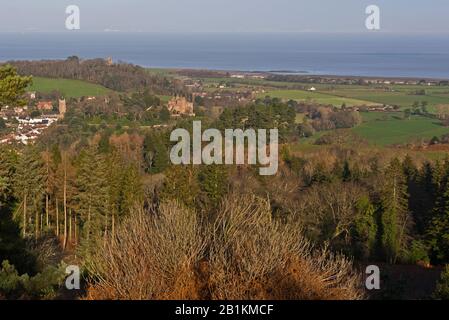 Vista da Withycombe Hill Gate sul Macmillan Way West, nel Parco Nazionale di Exmoor, guardando verso nord verso Dunster e il canale di Bristol Foto Stock