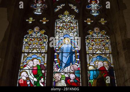 Vetrate nella chiesa di St Mary Magdalene, nei giardini di Castle Ashby House, Northamptonshire, Regno Unito Foto Stock