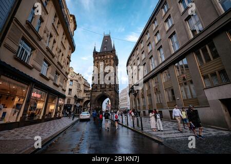 Praga, Repubblica Ceca - 11.08.2019: La Piazza della Città Vecchia è il cuore della città ceca di Praga, la facciata esterna della torre delle polveri a Praga, il rimorchio Foto Stock