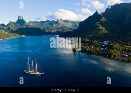 Barca A Vela A Cook'S Bay, Moorea, Polinesia Francese Foto Stock