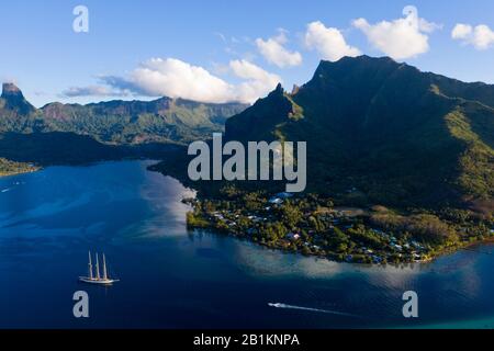 Barca A Vela A Cook'S Bay, Moorea, Polinesia Francese Foto Stock