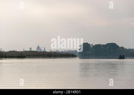 Skyline di Mantova visto dal fiume Mincio, Mantova Foto Stock