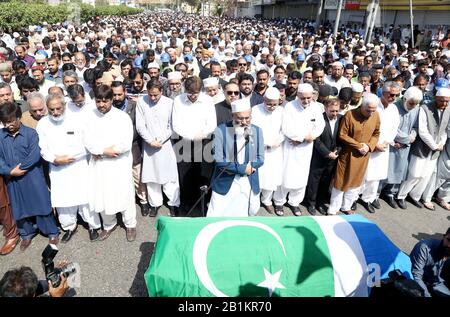 Studiosi religiosi, leader politici, legislatori e civili partecipano alla cerimonia di preghiera funeraria di Jamiat Ulema-e-Islam leader ed Ex sindaco Karachi Niamatullah Khan, tenuto a Idara-e-Noor Haq vicino a M.A Jinnah Road a Karachi mercoledì 26 febbraio 2020. Niamatullah Khan, meglio conosciuto come Niamatullah Khan Advocate, ex sindaco e capo senior del Jamat-e-Islami, è morto qui il martedì dopo malattia prolungata. Aveva 89 anni. Foto Stock