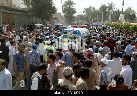 Studiosi religiosi, leader politici, legislatori e civili partecipano alla cerimonia di preghiera funeraria di Jamiat Ulema-e-Islam leader ed Ex sindaco Karachi Niamatullah Khan, tenuto a Idara-e-Noor Haq vicino a M.A Jinnah Road a Karachi mercoledì 26 febbraio 2020. Niamatullah Khan, meglio conosciuto come Niamatullah Khan Advocate, ex sindaco e capo senior del Jamat-e-Islami, è morto qui il martedì dopo malattia prolungata. Aveva 89 anni. Foto Stock