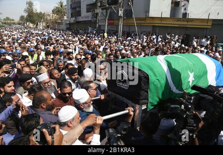 Studiosi religiosi, leader politici, legislatori e civili partecipano alla cerimonia di preghiera funeraria di Jamiat Ulema-e-Islam leader ed Ex sindaco Karachi Niamatullah Khan, tenuto a Idara-e-Noor Haq vicino a M.A Jinnah Road a Karachi mercoledì 26 febbraio 2020. Niamatullah Khan, meglio conosciuto come Niamatullah Khan Advocate, ex sindaco e capo senior del Jamat-e-Islami, è morto qui il martedì dopo malattia prolungata. Aveva 89 anni. Foto Stock