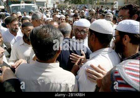 Studiosi religiosi, leader politici, legislatori e civili partecipano alla cerimonia di preghiera funeraria di Jamiat Ulema-e-Islam leader ed Ex sindaco Karachi Niamatullah Khan, tenuto a Idara-e-Noor Haq vicino a M.A Jinnah Road a Karachi mercoledì 26 febbraio 2020. Niamatullah Khan, meglio conosciuto come Niamatullah Khan Advocate, ex sindaco e capo senior del Jamat-e-Islami, è morto qui il martedì dopo malattia prolungata. Aveva 89 anni. Foto Stock