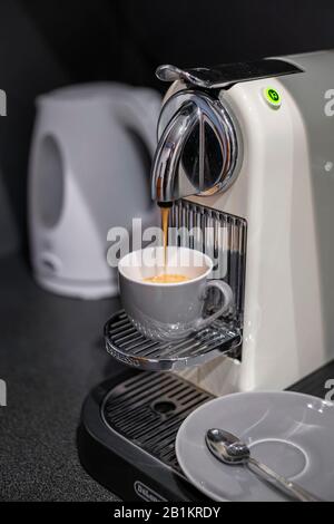 Budapest, Ungheria - 23 novembre 2019: Processo di preparazione del caffè con la macchina per caffè nespresso DeLonghi. Foto Stock