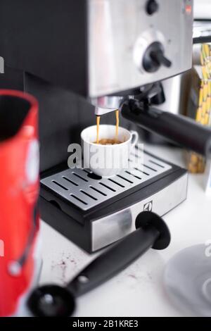 Budapest, Ungheria - 1 aprile 2019: Processo di produzione del caffè con la macchina per caffè Electrolux. Foto Stock