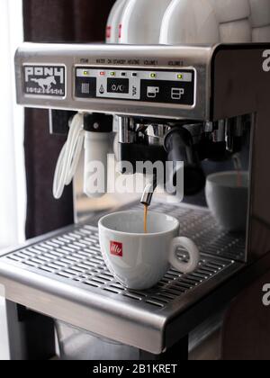 Budapest, Ungheria - 11 maggio 2019: Processo di preparazione del caffè con macchina da caffè per uso domestico. Foto Stock