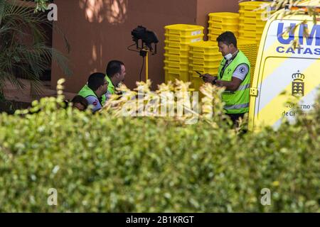 Tenero, Spagna. 26th Feb, 2020. Il personale sanitario si trova presso l'Hotel H10 Costa Adeje Palace a la Caleta, a Tenerife. L'hotel di Tenerife, che è stato messo in quarantena a causa di casi di coronavirus, continua ad essere condonato dalla polizia. Credito: Arturo Rodríguez/dpa - solo per l'uso in conformità con accordo contrattuale/dpa/Alamy Live News Foto Stock