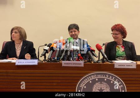 26 febbraio 2020, Italia, Rom: Incontro del commissario UE Stella Kyriakides (l) con il ministro italiano della Sanità Roberto speranza (M) e il direttore del Centro europeo per la prevenzione e il controllo Delle Malattie (ECDC), Andrea Ammon Tutti i paesi dell'UE devono prepararsi a un'epidemia di coronavirus con piani di emergenza, Secondo il Commissario per la salute Kyriakides Photo: Annette Reither/dpa Foto Stock