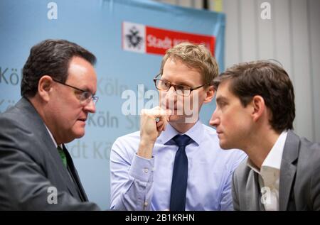 26 Febbraio 2020, Renania Settentrionale-Vestfalia, Colonia: Gerhard Wiesmüller (l-r), capo del Dipartimento Di Infezione e igiene ambientale dell'Ufficio sanitario pubblico della Città di Colonia, Florian Klein, direttore della Virologia presso l'Ospedale Universitario di Colonia, e Alexander Vogel, Portavoce della Città di Colonia, parlano dopo una conferenza stampa. Il dipartimento di sanità pubblica della città di Colonia e l'ospedale universitario di Colonia commentano l'attuale caso di coronavirus. Foto: Thomas Banneyer/Dpa Foto Stock