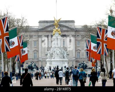 Il Mall - Victoria Memorial si trova di fronte a Buckingham Palace, residenza londinese di HM Queen Elizabeth II, Londra, Inghilterra. Foto Stock