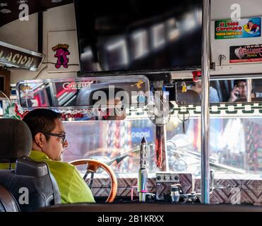 Vista interna del bus di pollo e autista a Santa Rosa Guatemala Foto Stock