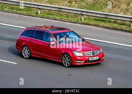 2011 Red Mercedes-Benz C220 Sport CDI Blueeffi-C; Regno Unito traffico veicolare, trasporti, veicoli moderni, berline, veicoli, veicoli, strade del regno unito, motori, automobilismo sull'autostrada M6 Foto Stock