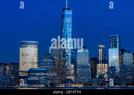 New York, USA - skyline Di Lower Manhattan durante l'ora blu dopo il tramonto a New York City. Credito: Enrique Shore/Alamy Stock Foto Foto Stock